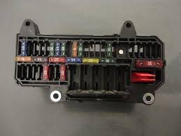 блок в багажнике