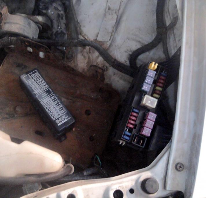фото блока под капотом возле аккумулятора