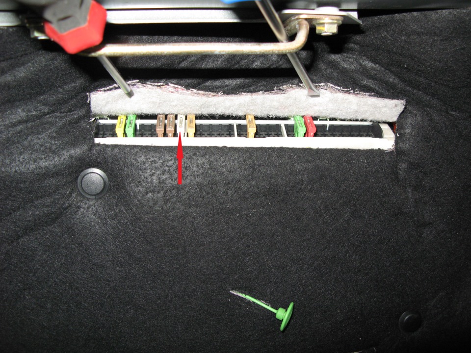 фото блока предохранителей и реле в багажнике BMW E38