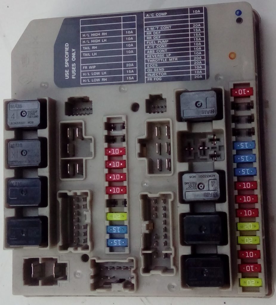 фото блока предохранителей под капотом е11