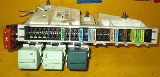 фото блока предохранителей в багажнике BMW E38