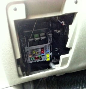 фото блока с предохранителями в салоне