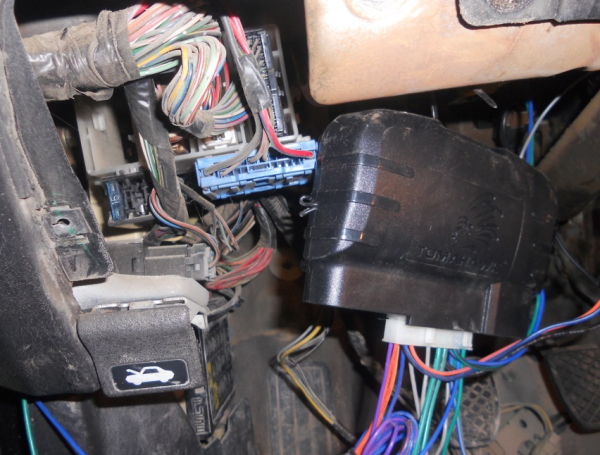 Томагавк в салоне автомобиля