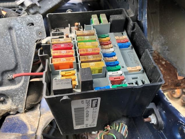 фото пример блока под капотом пежо 607