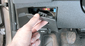 где находится блок предохранителей в ниссан кашкай