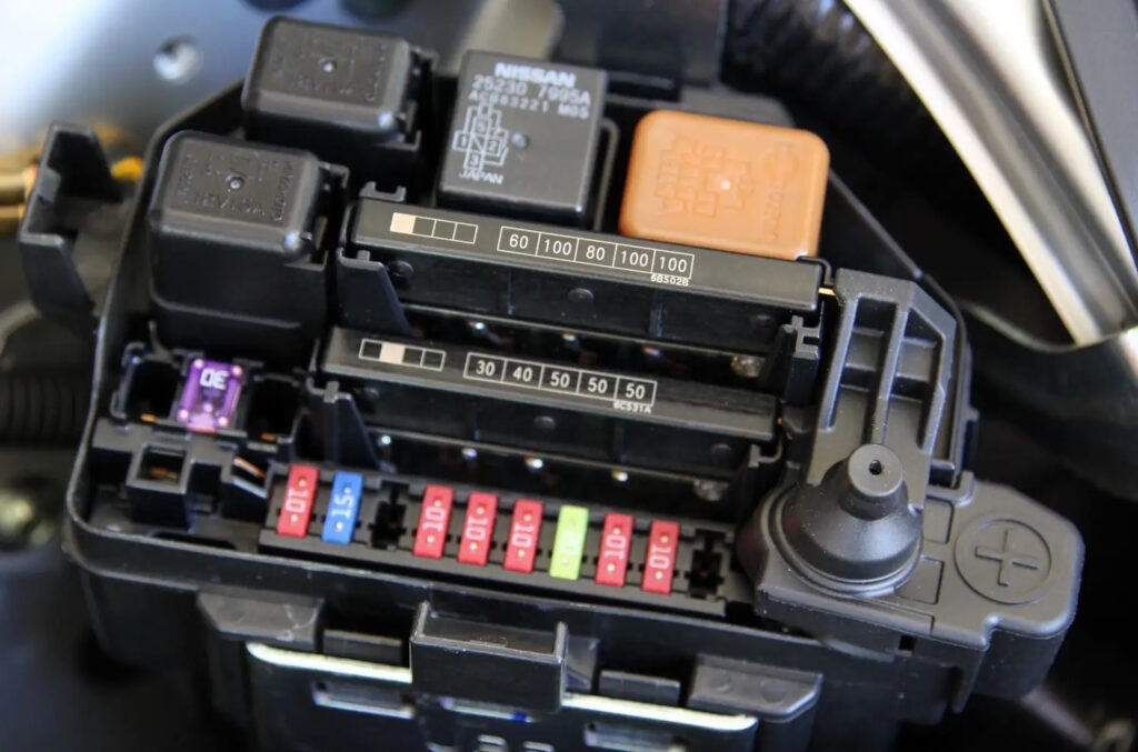 Фото блока предохранителей №4 Infiniti Q50