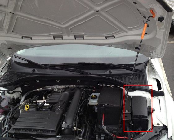 блок предохранителей под капотом октавия а7