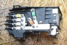 плавкие предохранители на аккумуляторе Peugeot 3008