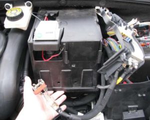 предохранители над аккумулятором Peugeot 3008