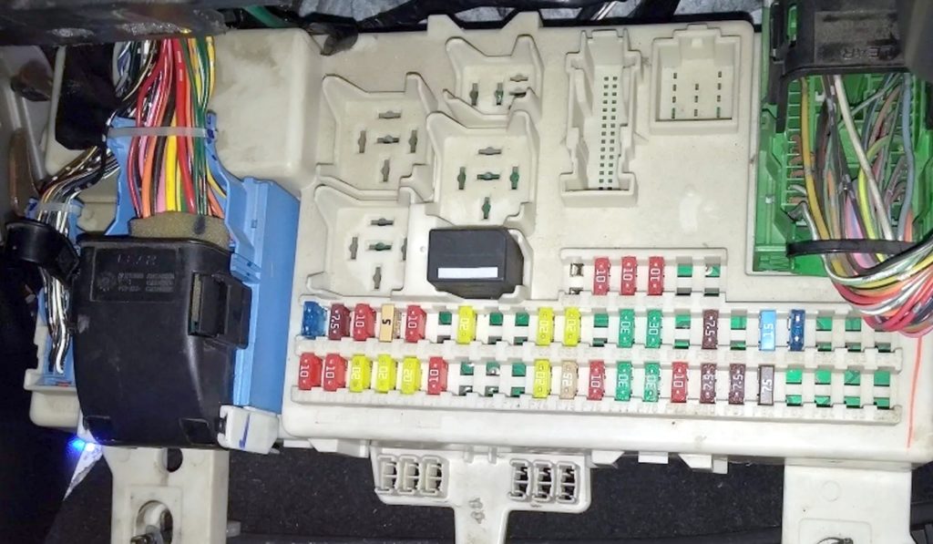 пример блока в салоне мазда 3 бк