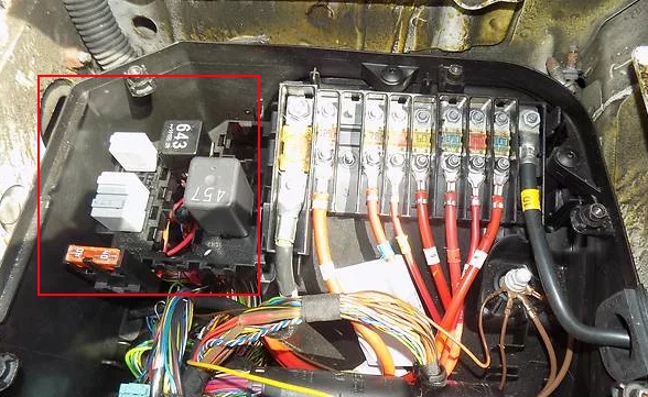расположение блока реле под капотом 2