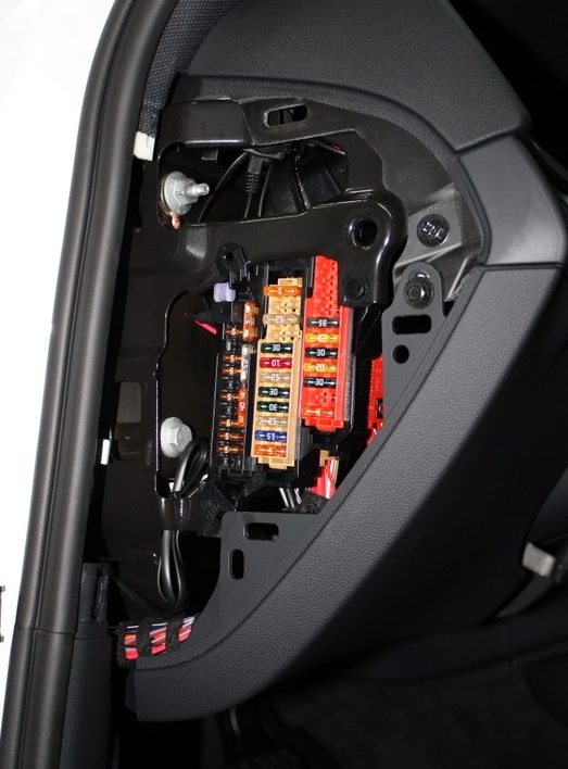 Фото блока предохранителей Audi A4 B8 слева