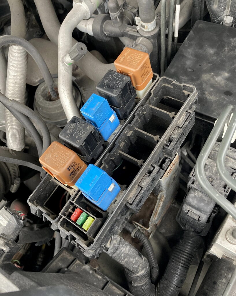 Блок реле под капотом ниссан навара