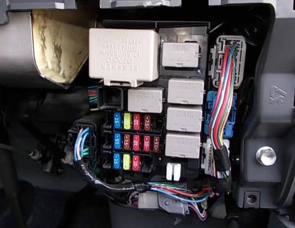 Расположение блока предохранителей в салоне Daihatsu Hijet вариант 1