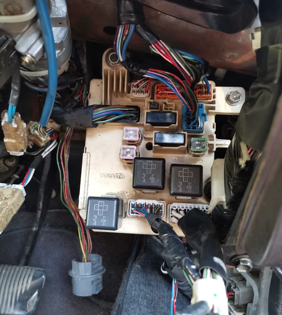 блок реле в салоне