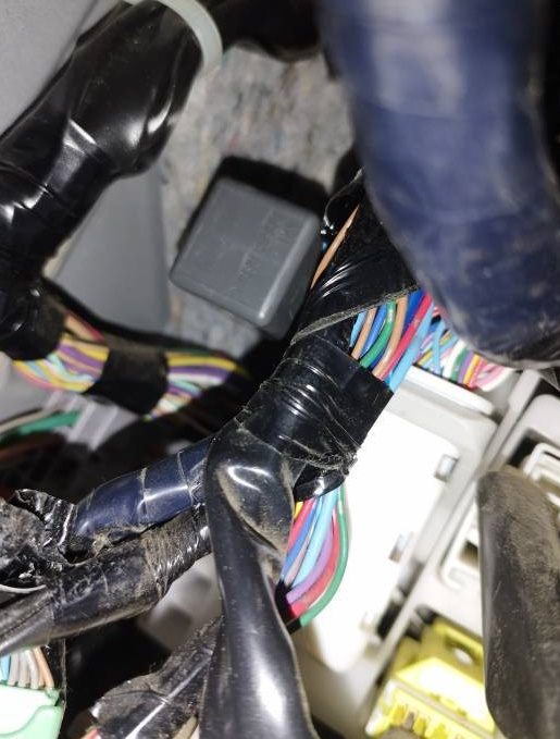 Реле в Nissan Serena C26