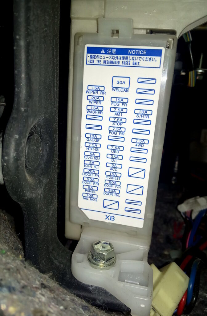 Схема с крышки блока в салоне